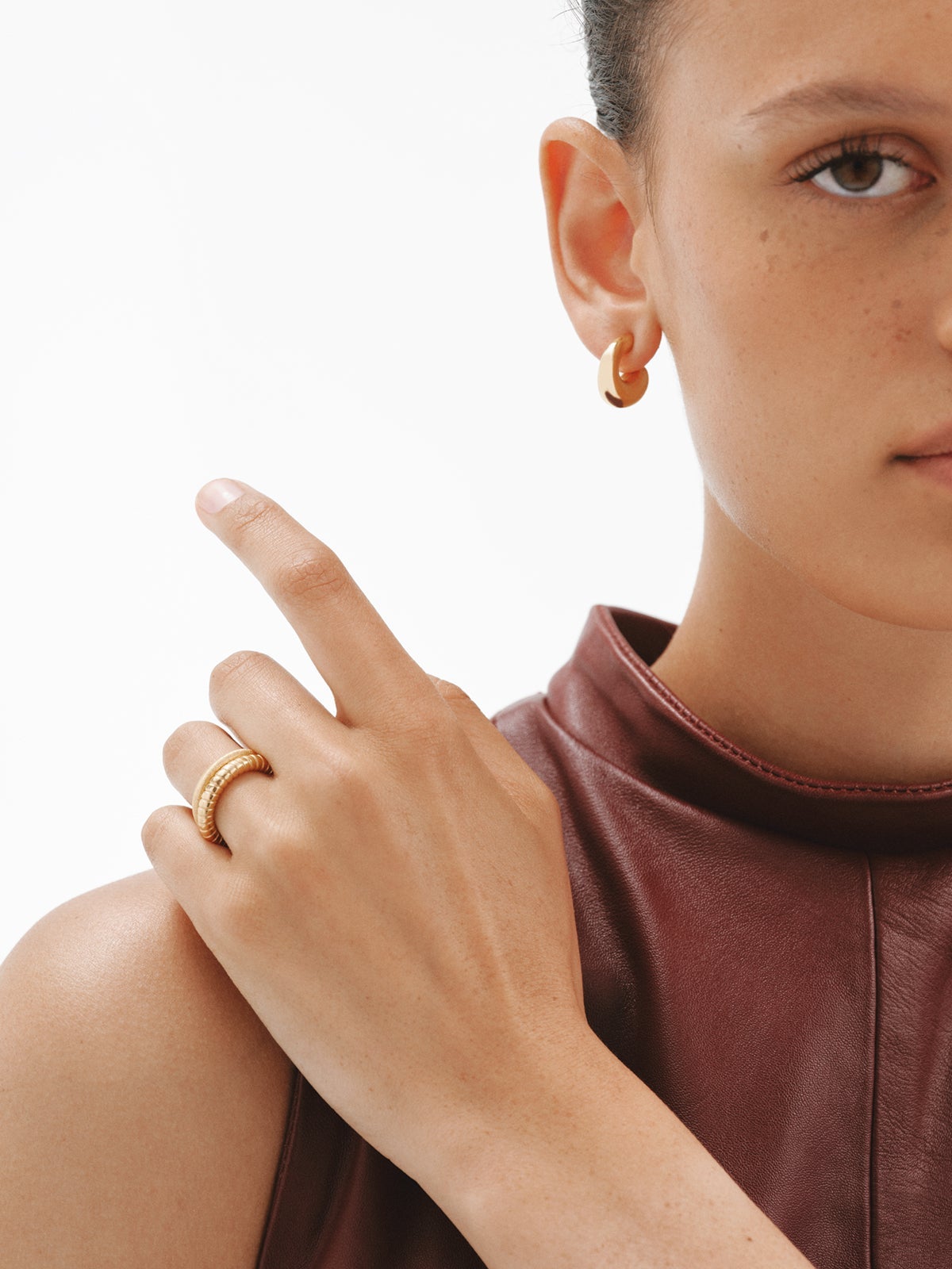 Small chunky hoop earrings made of 18K gold-plated 925 silver