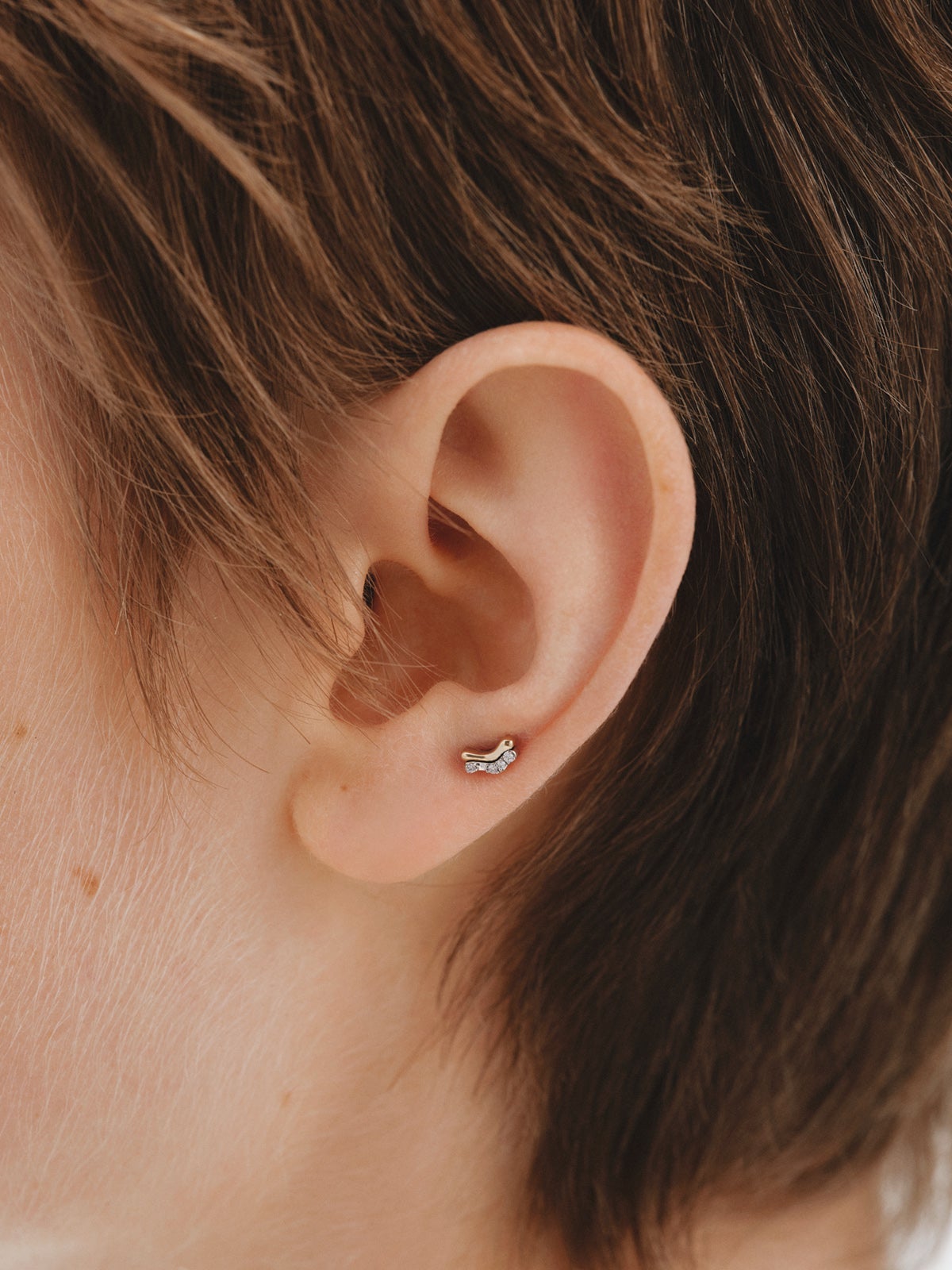 Individual piercing in 18K yellow and white gold with brilliant-cut white diamonds.