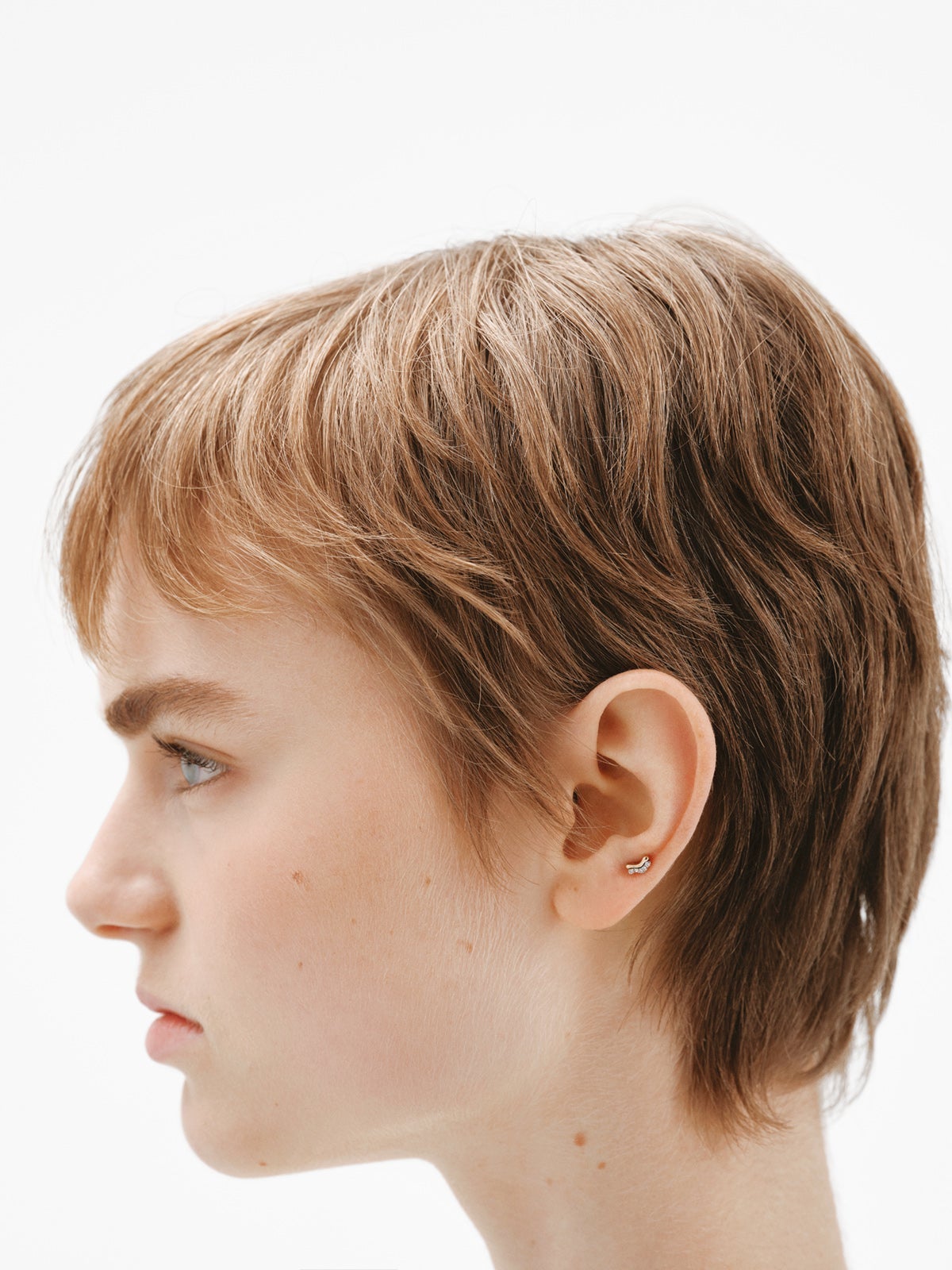Individual piercing in 18K yellow and white gold with brilliant-cut white diamonds.