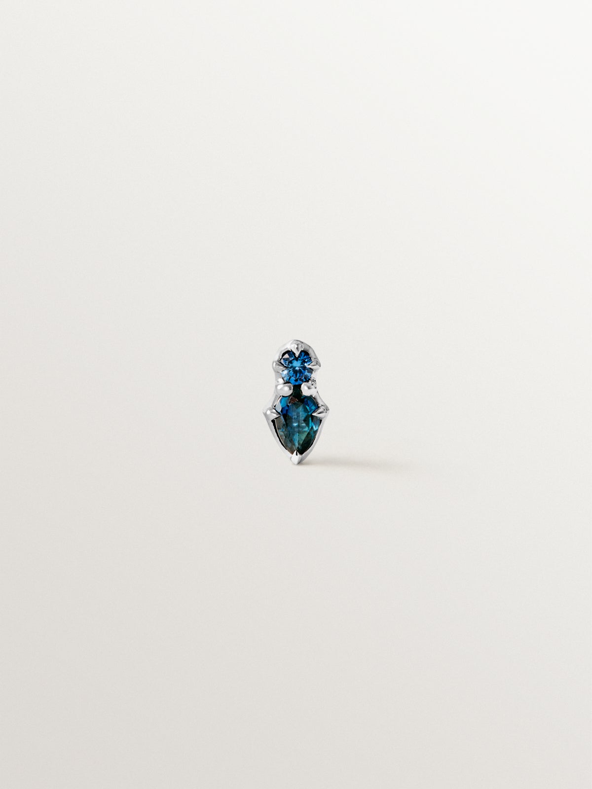 18K white gold piercing with pear-cut and brilliant-cut sapphires