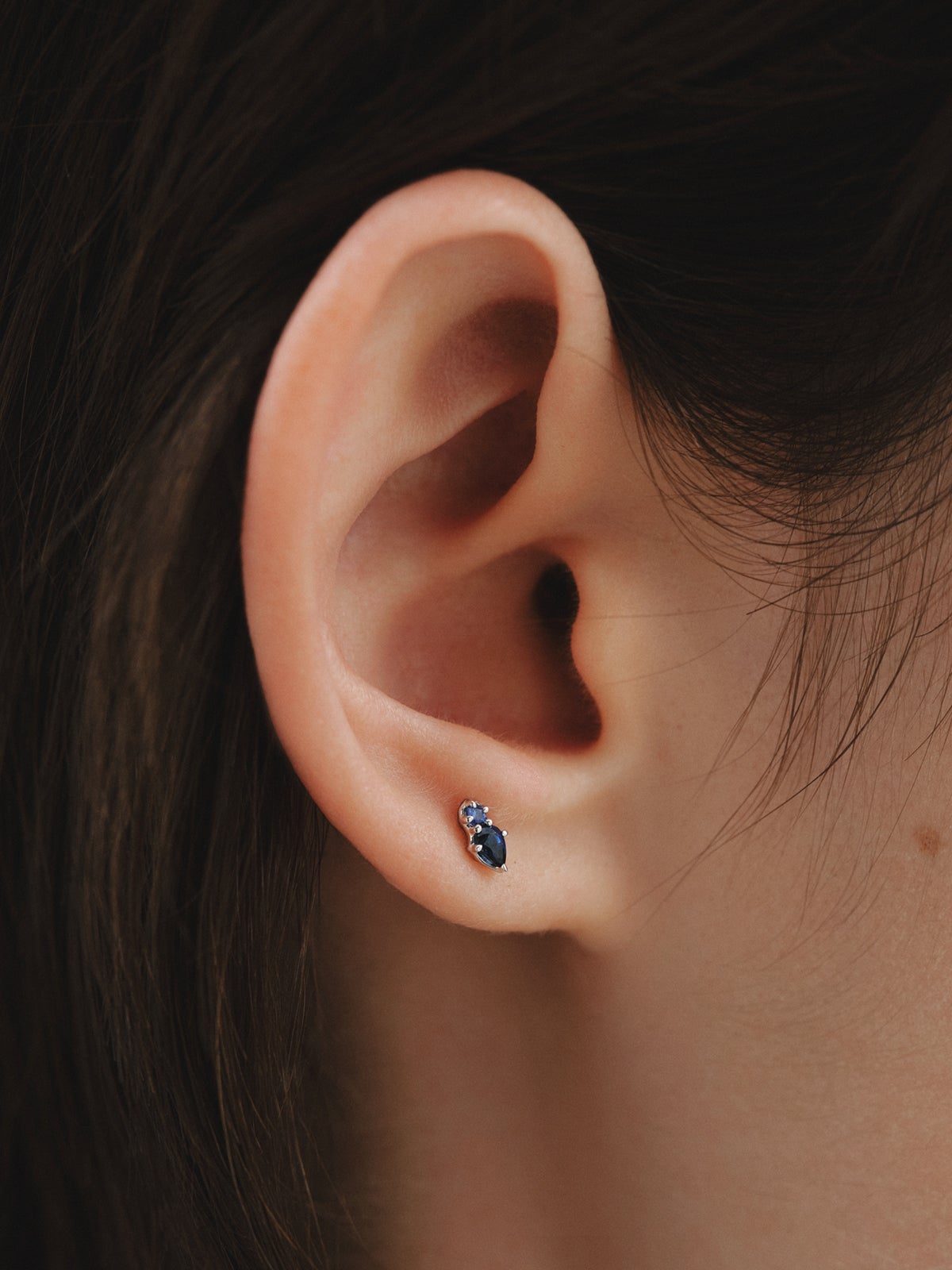 18K white gold piercing with pear-cut and brilliant-cut sapphires