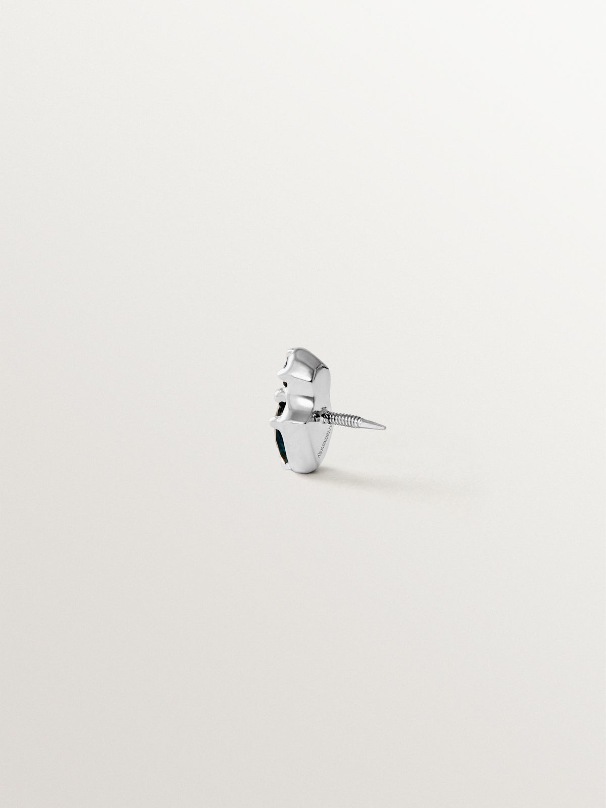 18K white gold piercing with pear-cut and brilliant-cut sapphires