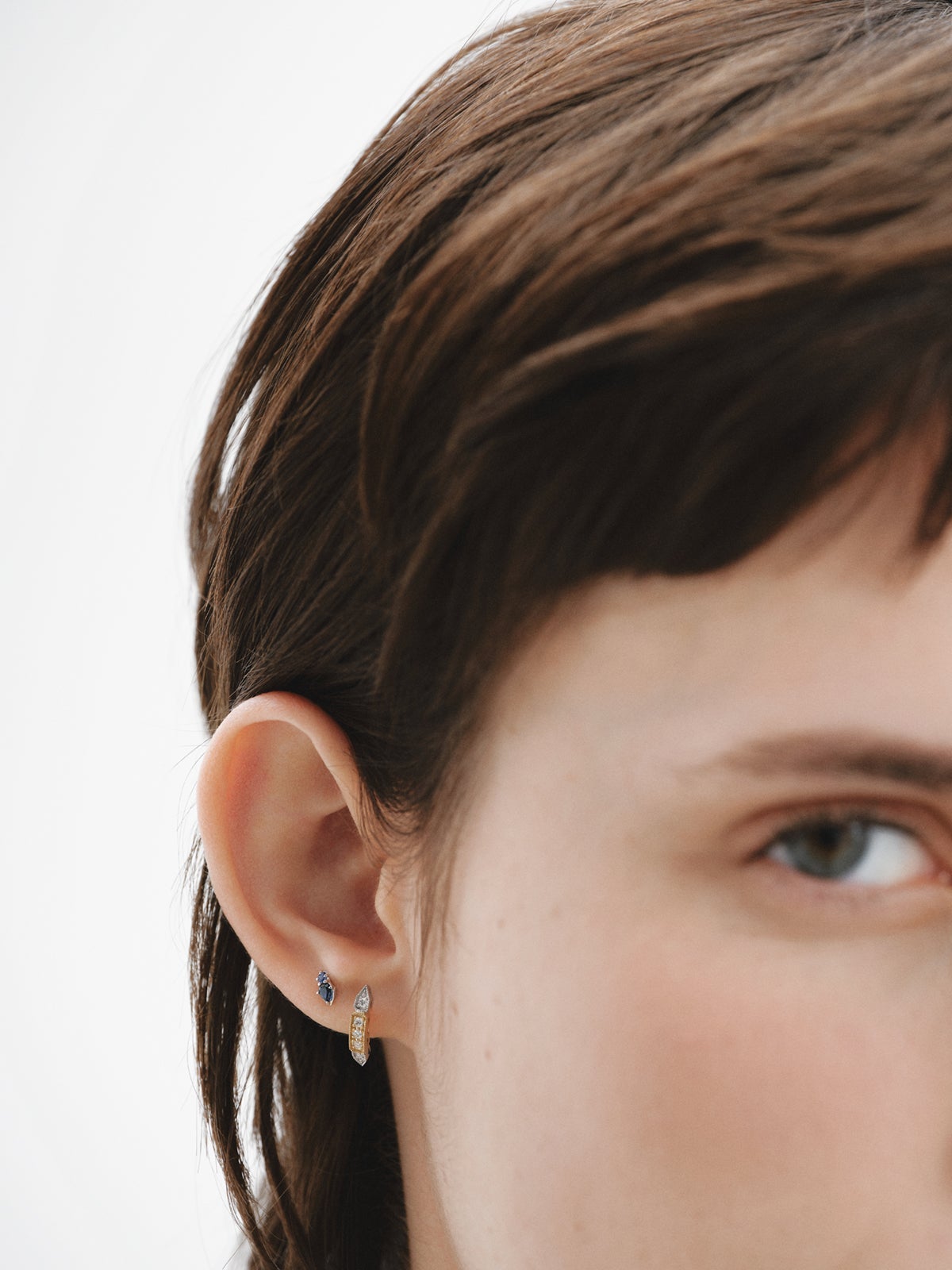 18K white gold piercing with pear-cut and brilliant-cut sapphires