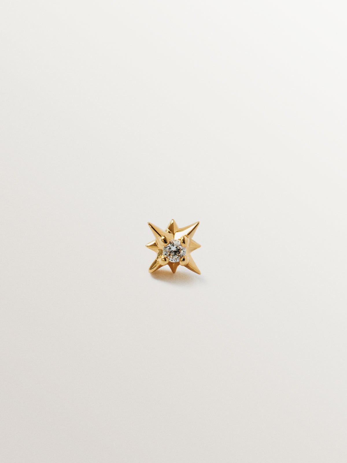 18K yellow gold single piercing with white diamond