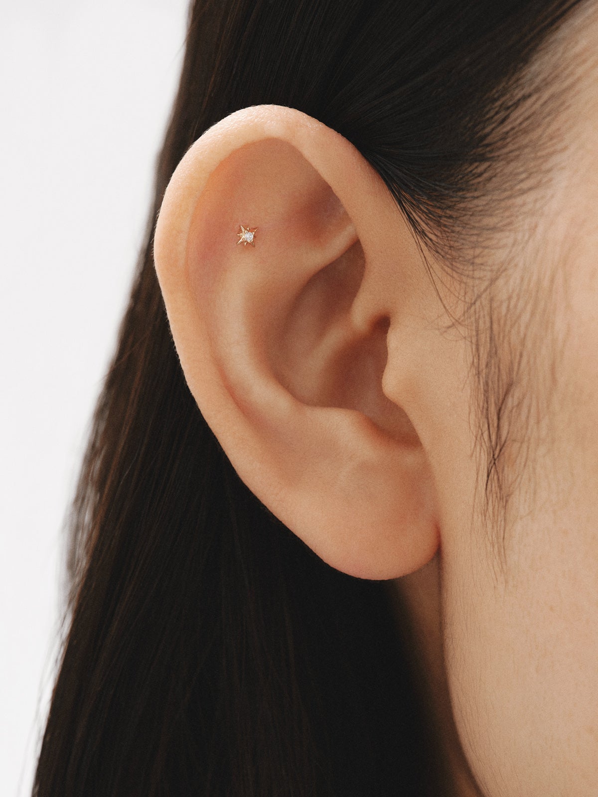 18K yellow gold single piercing with white diamond