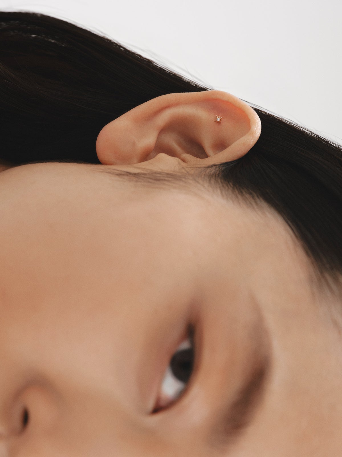 18K yellow gold single piercing with white diamond
