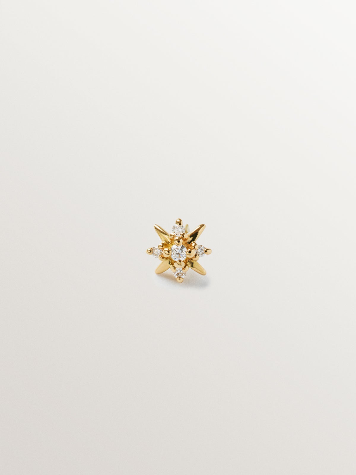 Individual piercing in 18K yellow gold with white diamonds
