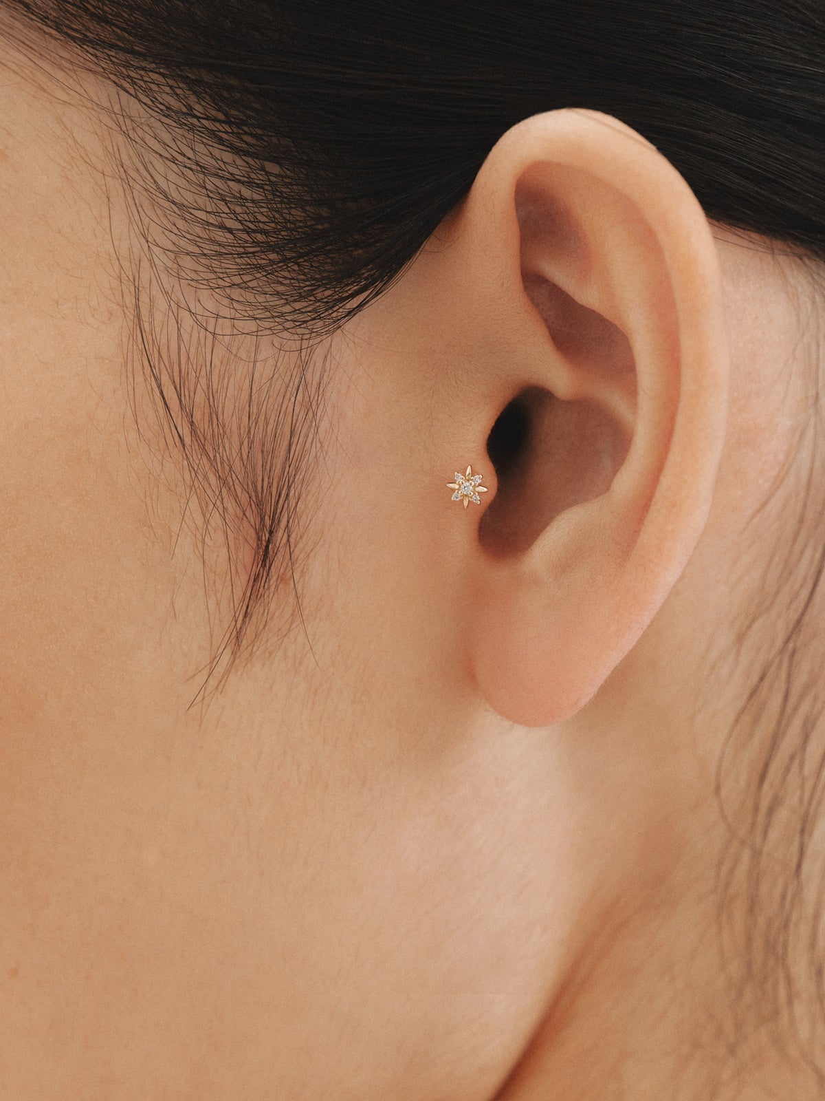 Individual piercing in 18K yellow gold with white diamonds