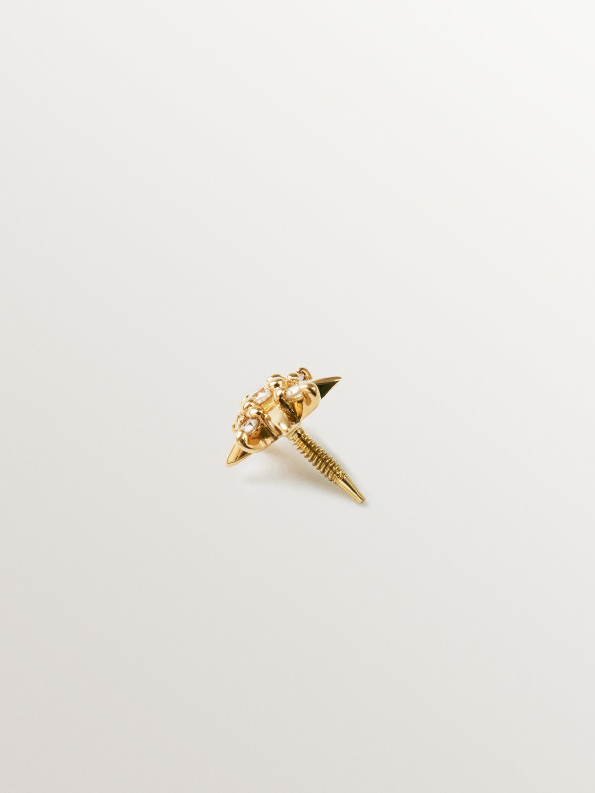 Individual piercing in 18K yellow gold with white diamonds