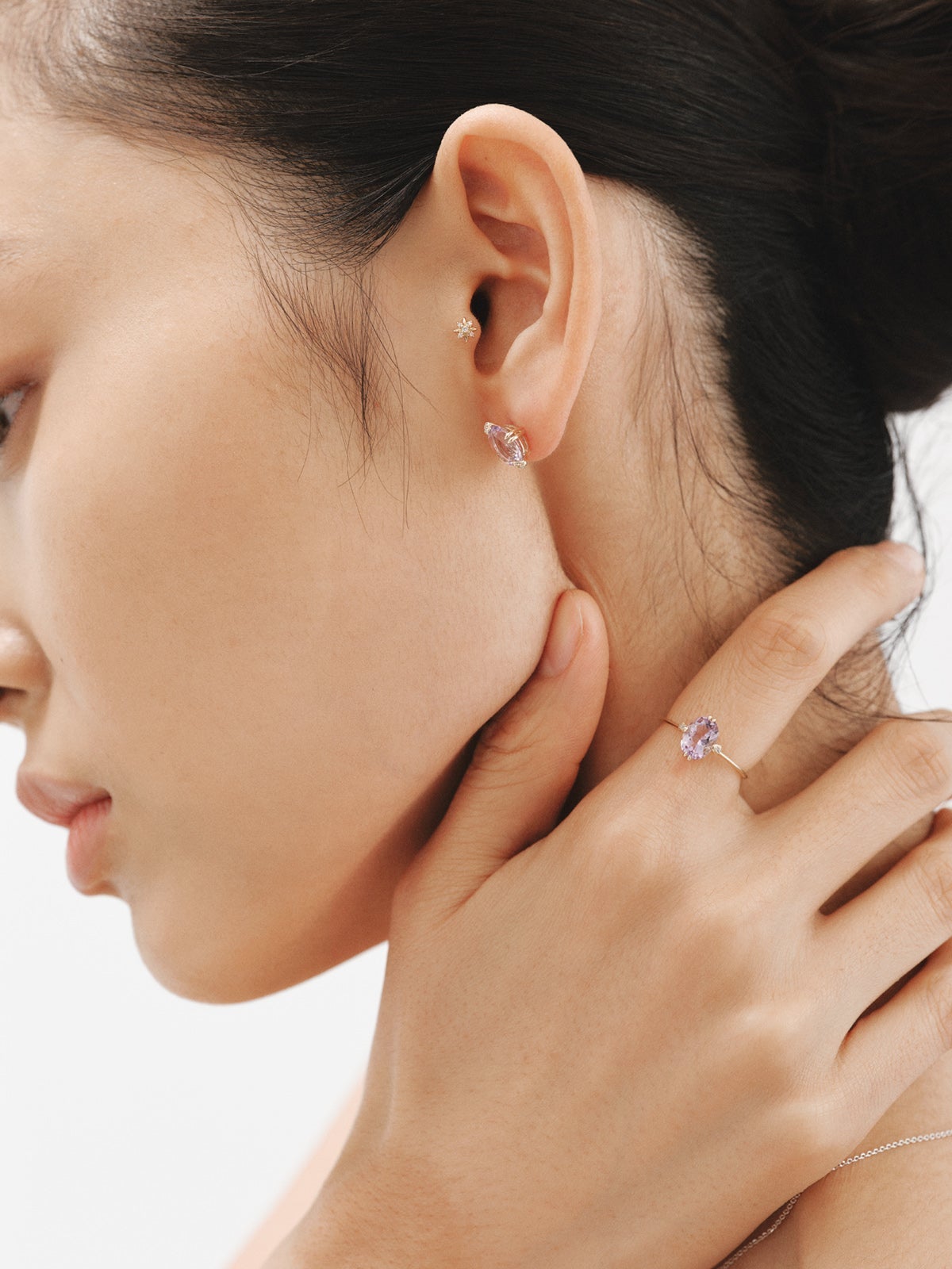 Individual piercing in 18K yellow gold with white diamonds