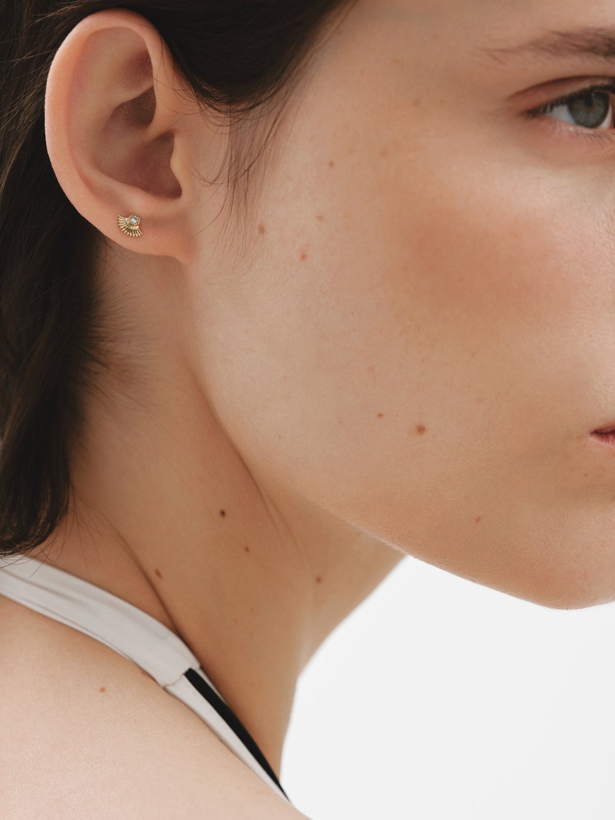 18K yellow gold single piercing with pavé diamonds