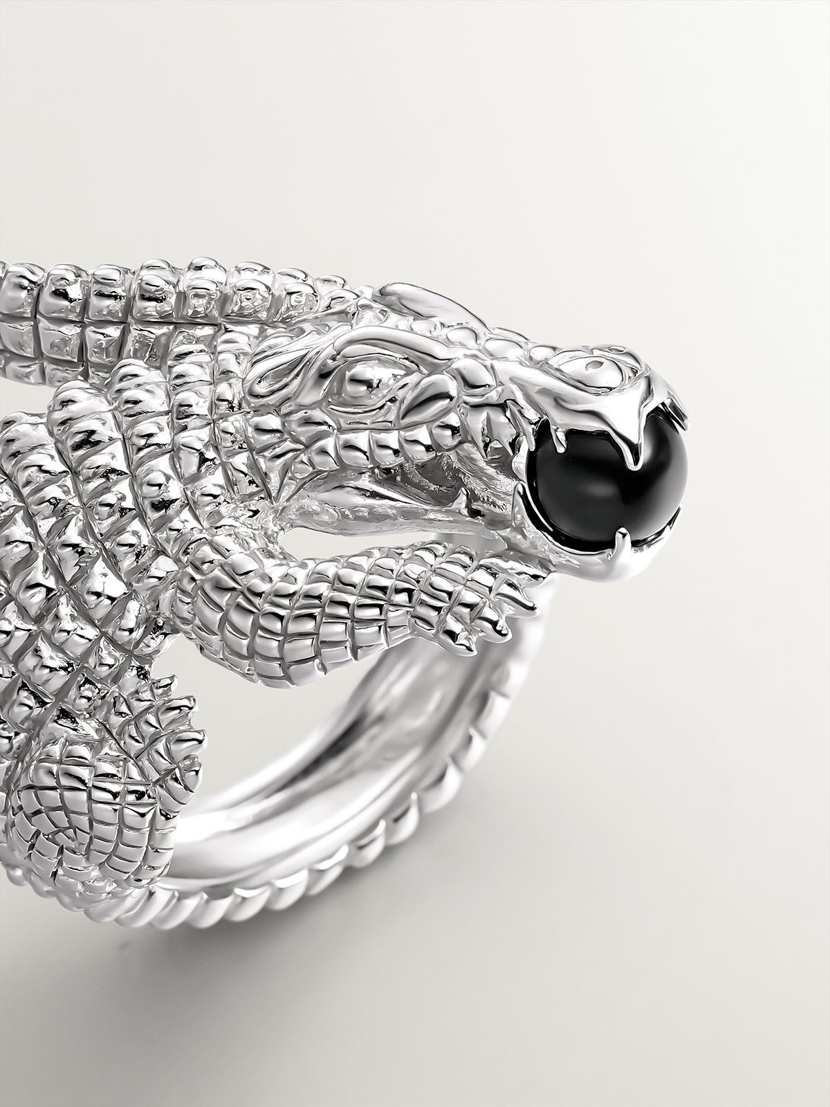 925 silver ring shaped like crocodile and black ónix