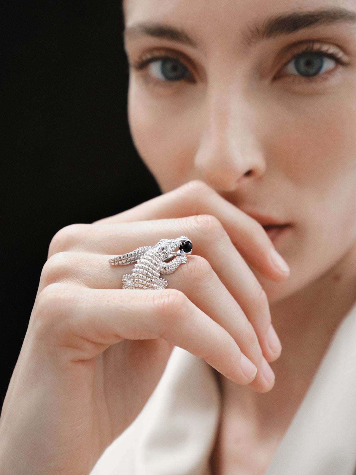 925 silver ring shaped like crocodile and black ónix