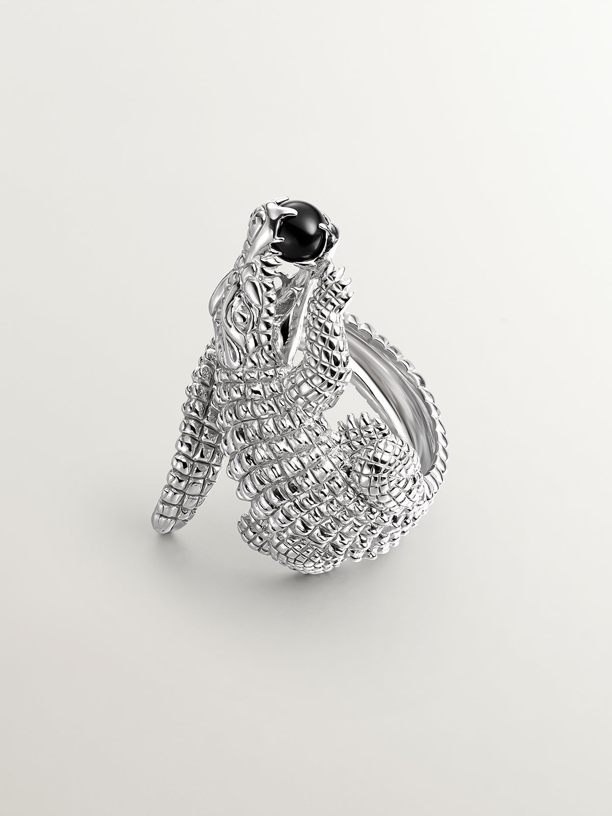 925 silver ring shaped like crocodile and black ónix