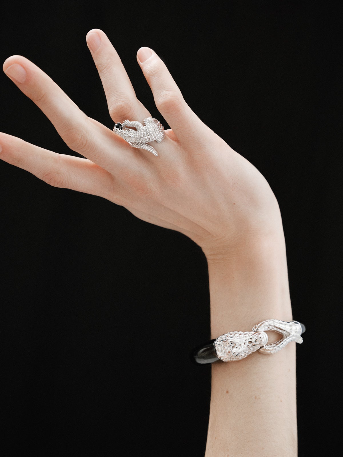 925 silver ring shaped like crocodile and black ónix