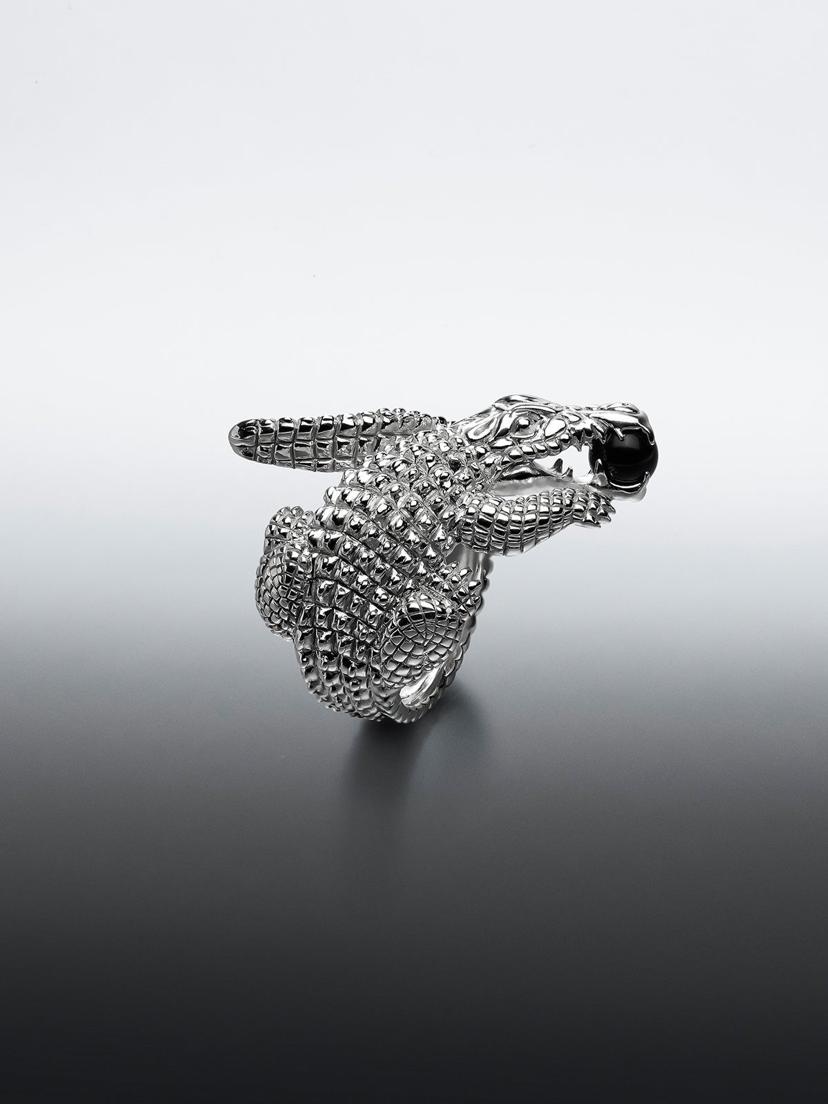925 silver ring shaped like crocodile and black ónix