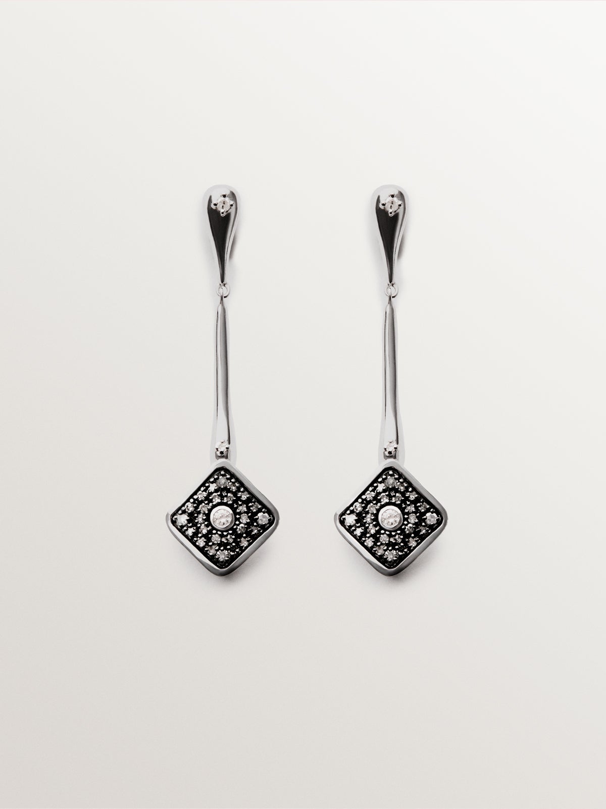 Long 9K white gold rhombus-shaped earrings with diamonds