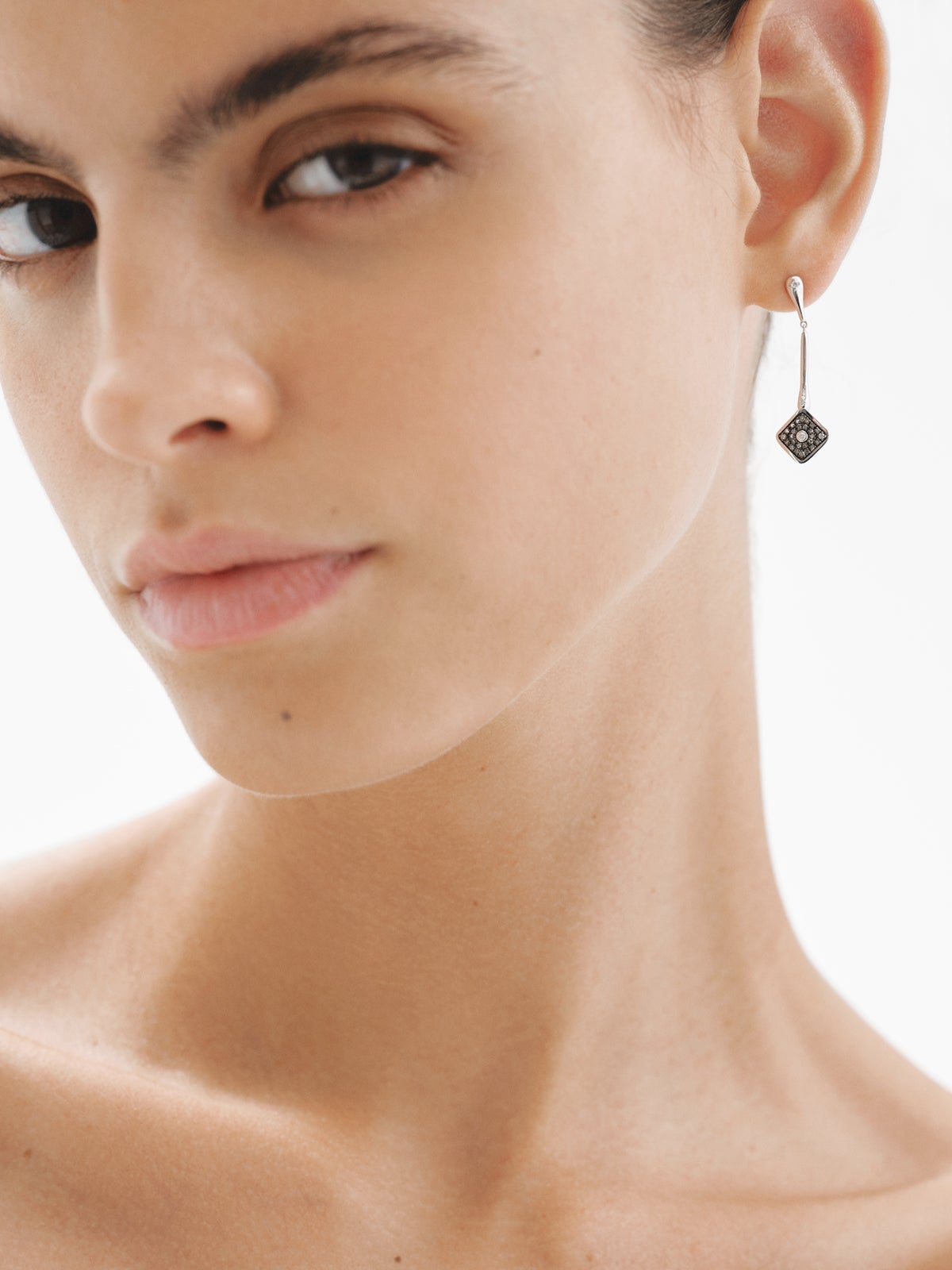 Long 9K white gold rhombus-shaped earrings with diamonds