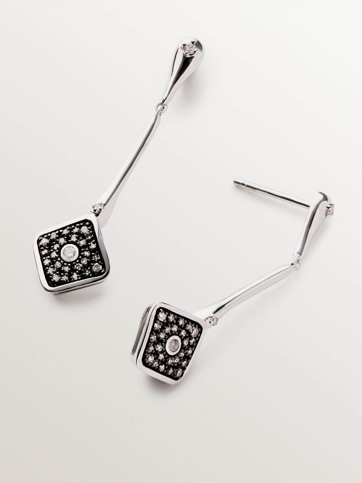 Long 9K white gold rhombus-shaped earrings with diamonds