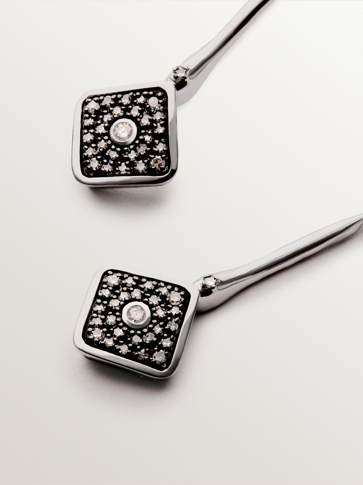 Long 9K white gold rhombus-shaped earrings with diamonds