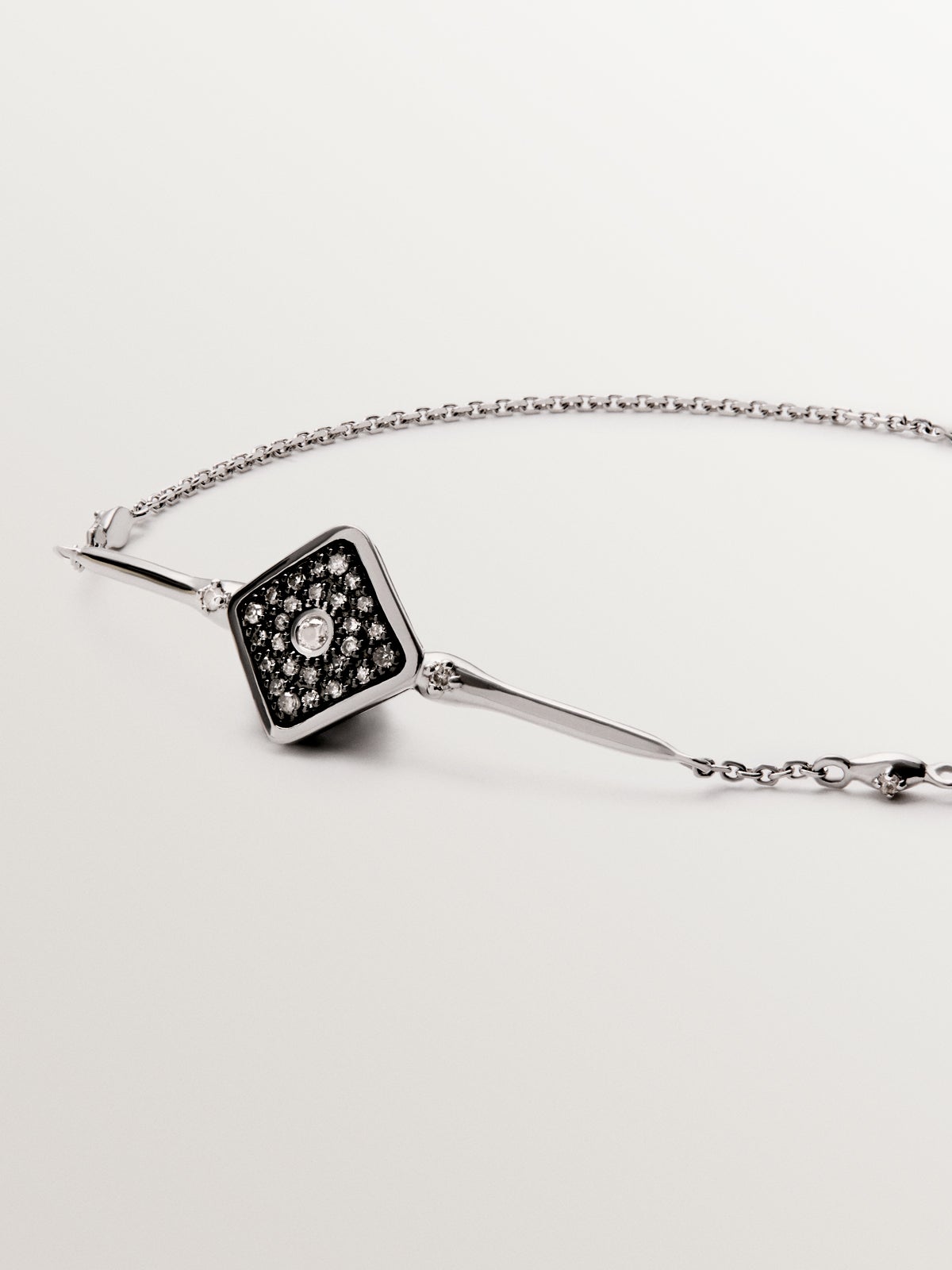 9K white gold bracelet with rhombus shape and diamonds