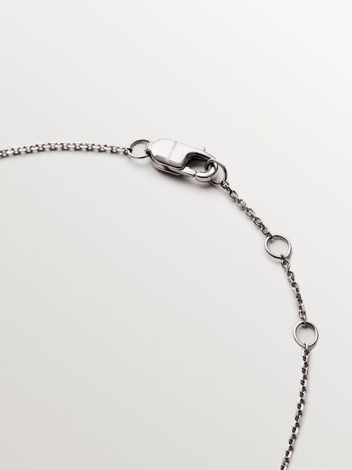 9K white gold bracelet with rhombus shape and diamonds