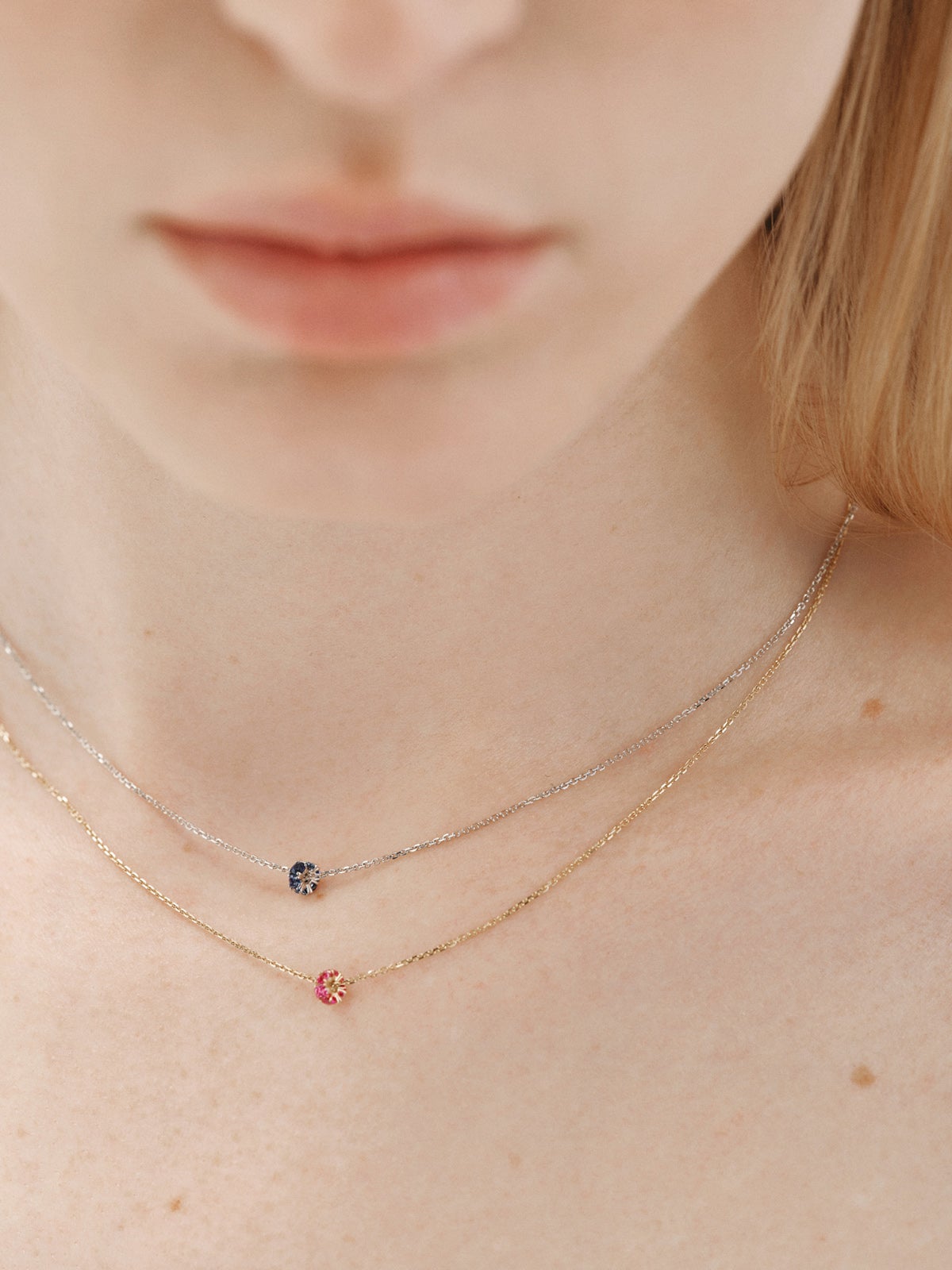 9K white gold pendant with blue sapphires and diamonds