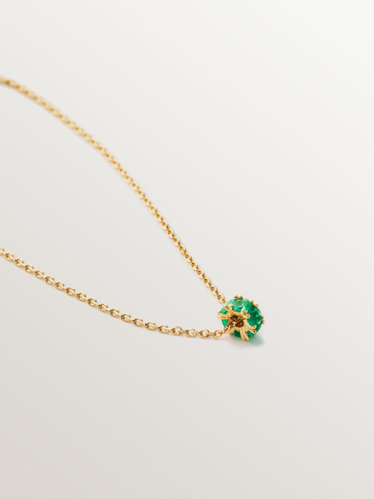 9K yellow gold pendant with emeralds and diamonds