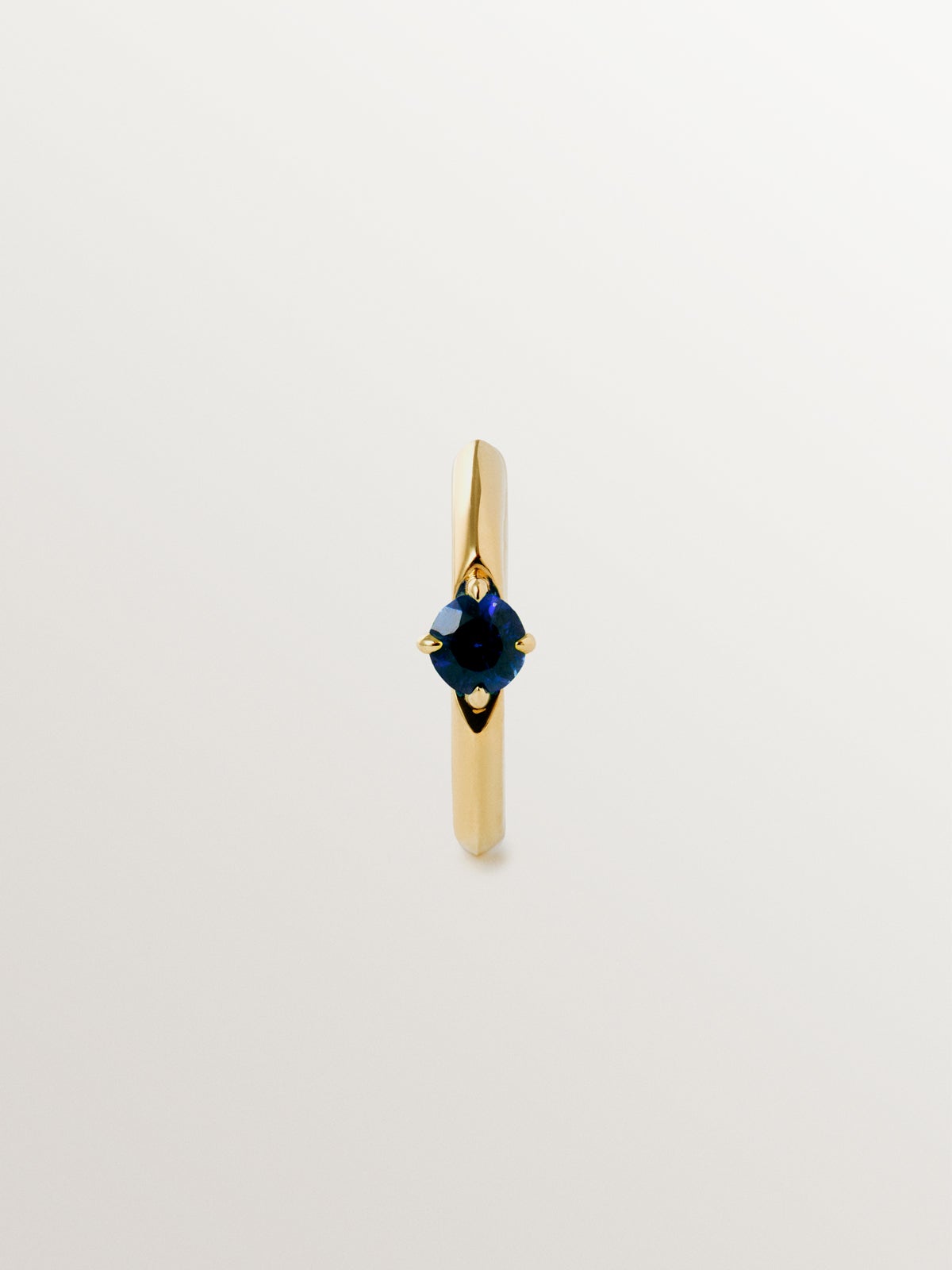 Single hoop earring in 9K yellow gold with blue sapphire