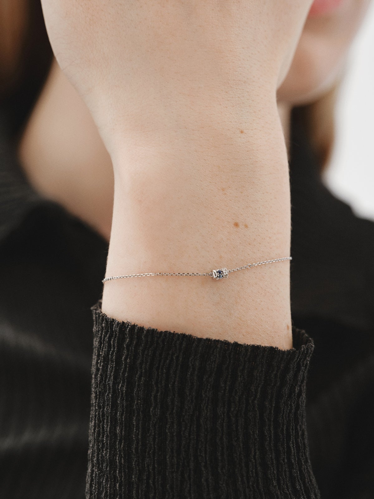 9K white gold bracelet with blue sapphires and diamonds