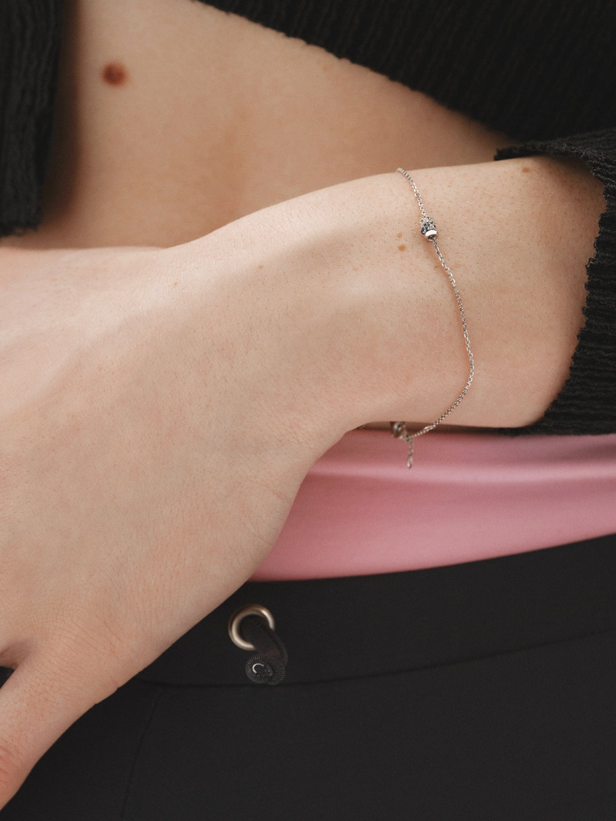 9K white gold bracelet with blue sapphires and diamonds