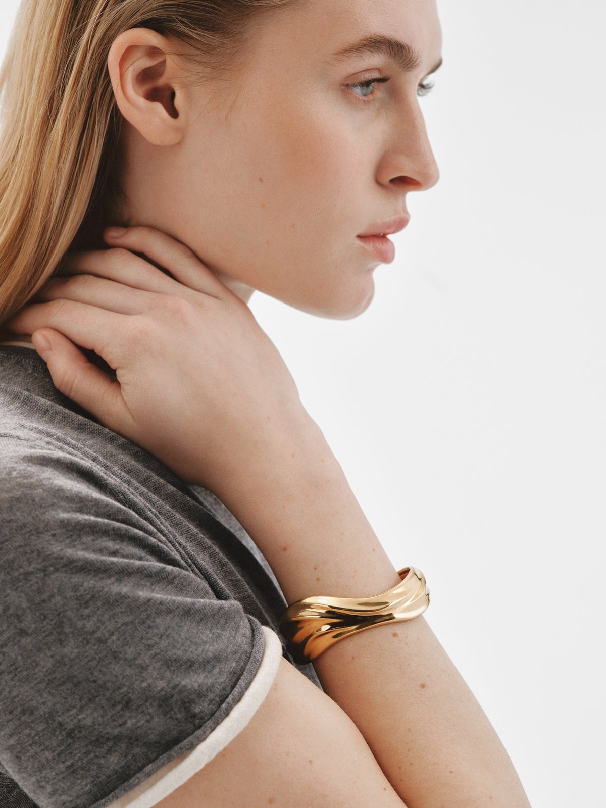 Pulsera rígida de plata 925 bañada en oro amarillo de 18K con textura