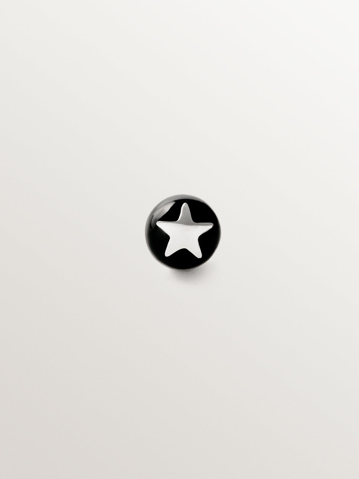 18K white gold piercing with black onyx and star shape
