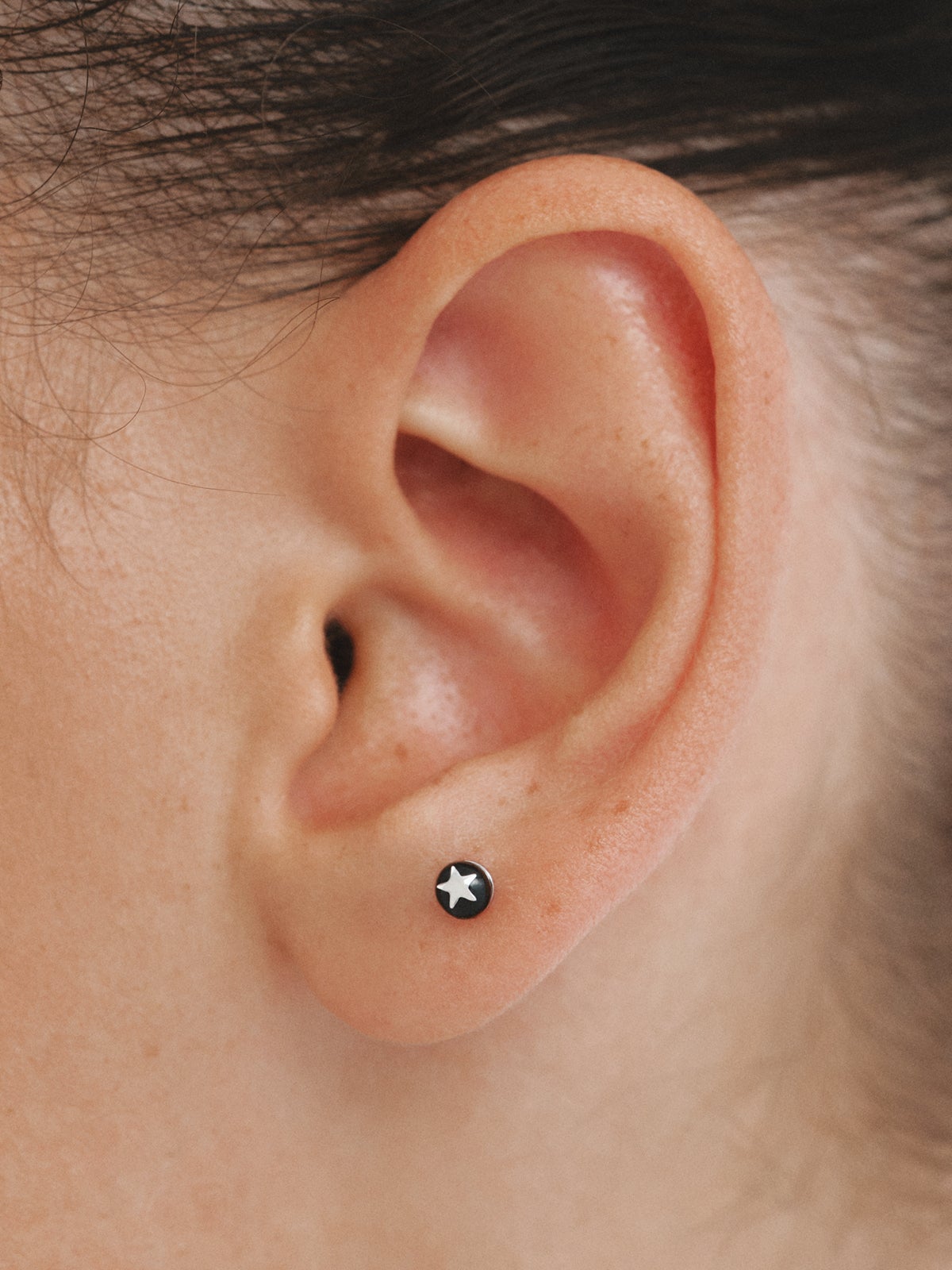 18K white gold piercing with black onyx and star shape