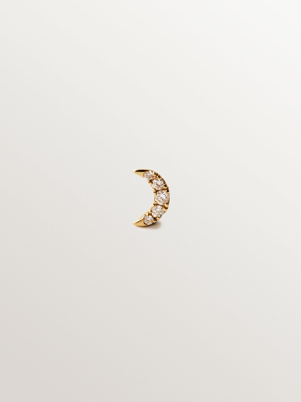 18K yellow gold piercing with brilliant cut diamonds and a moon shape