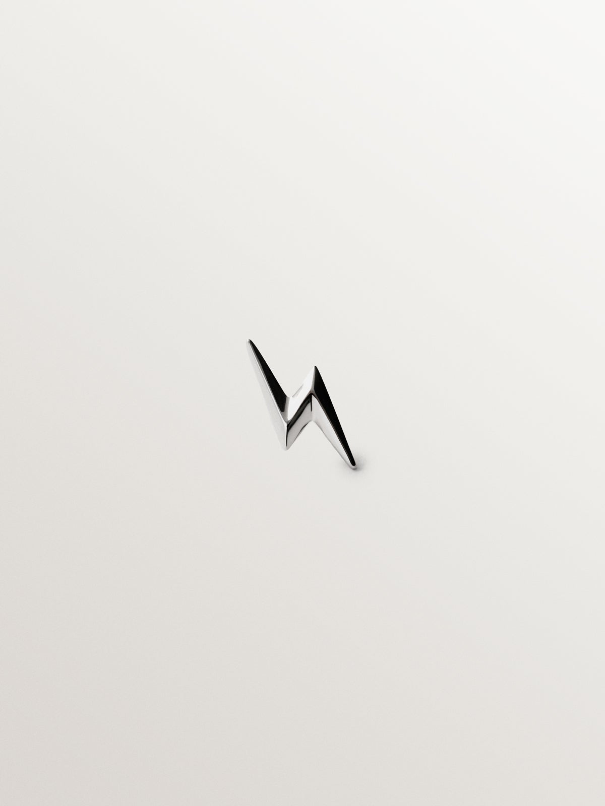 18K white gold piercing in the shape of a lightning bolt