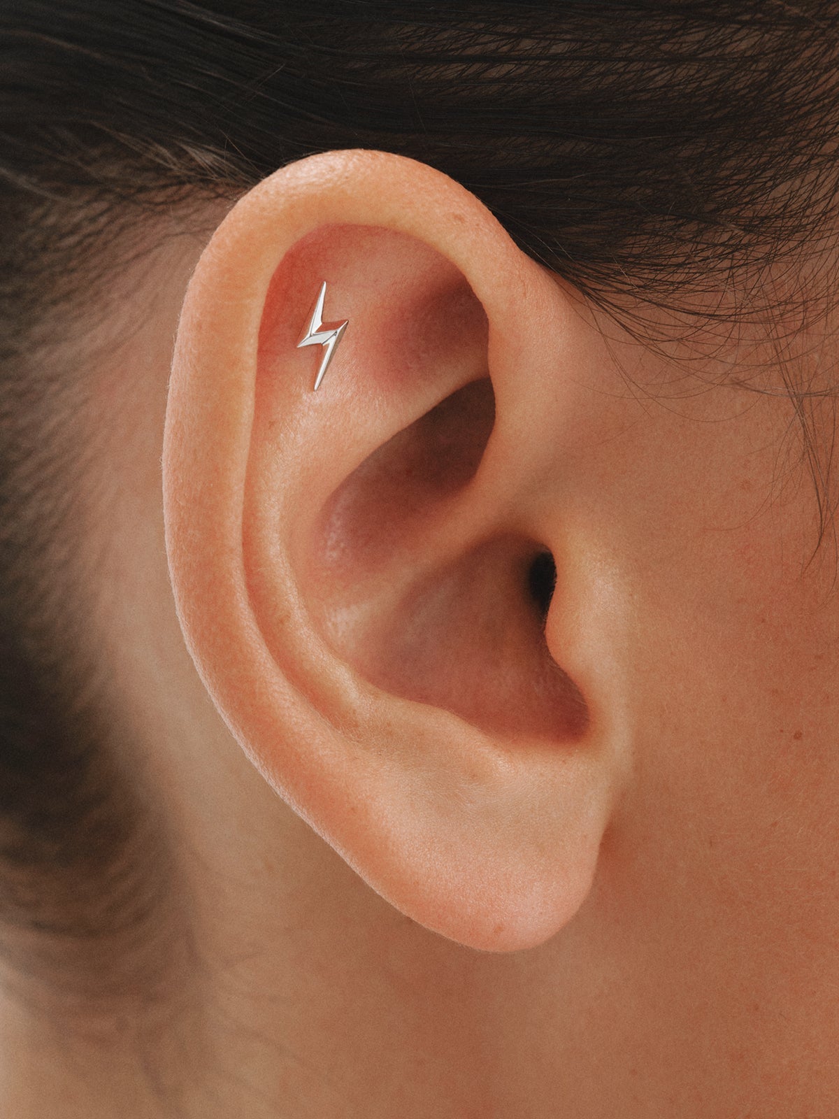 18K white gold piercing in the shape of a lightning bolt