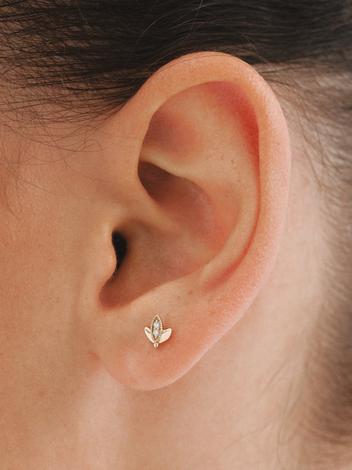 18K yellow gold piercing with brilliant cut diamonds