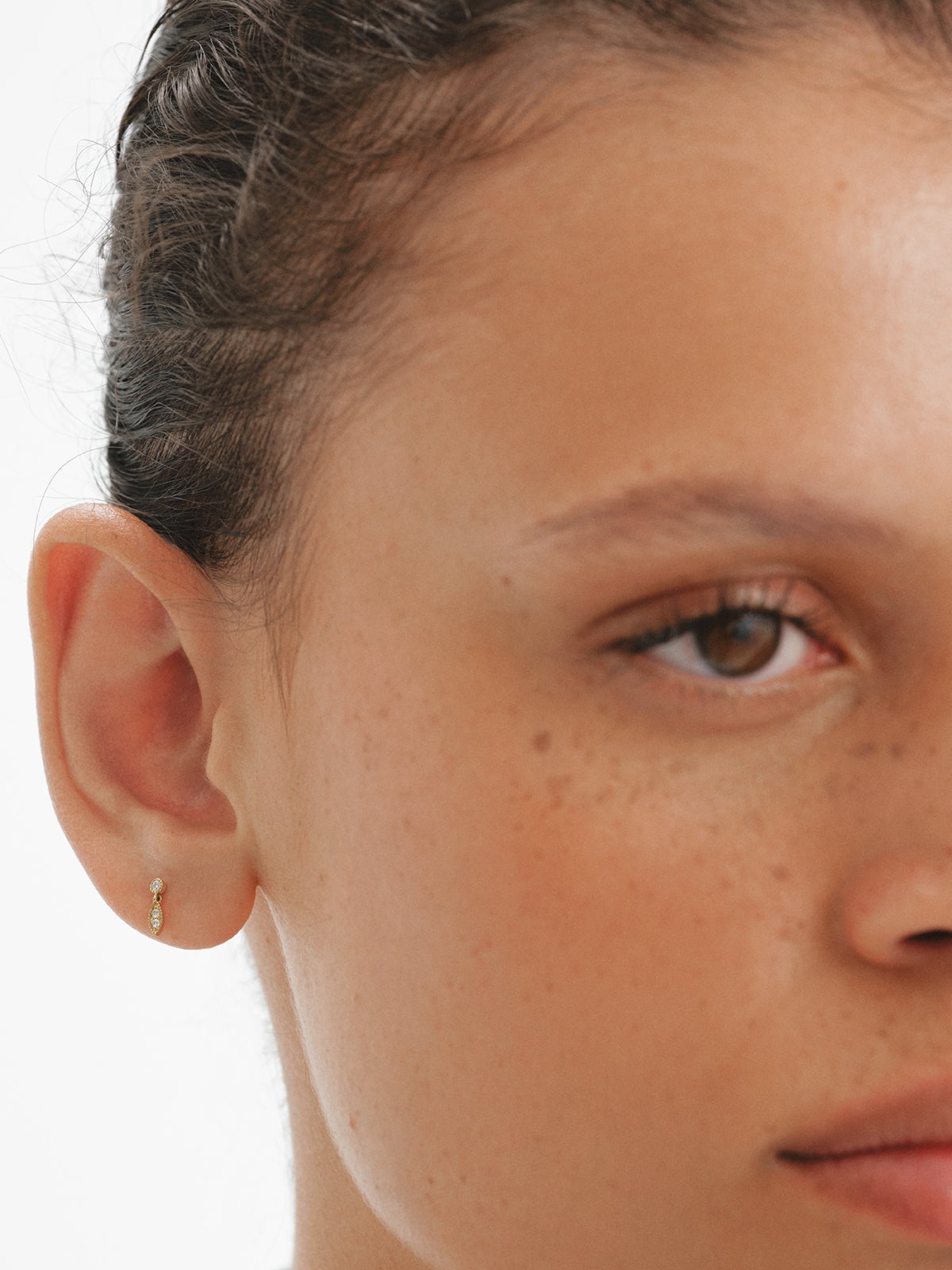 18K yellow gold piercing with brilliant-cut diamonds