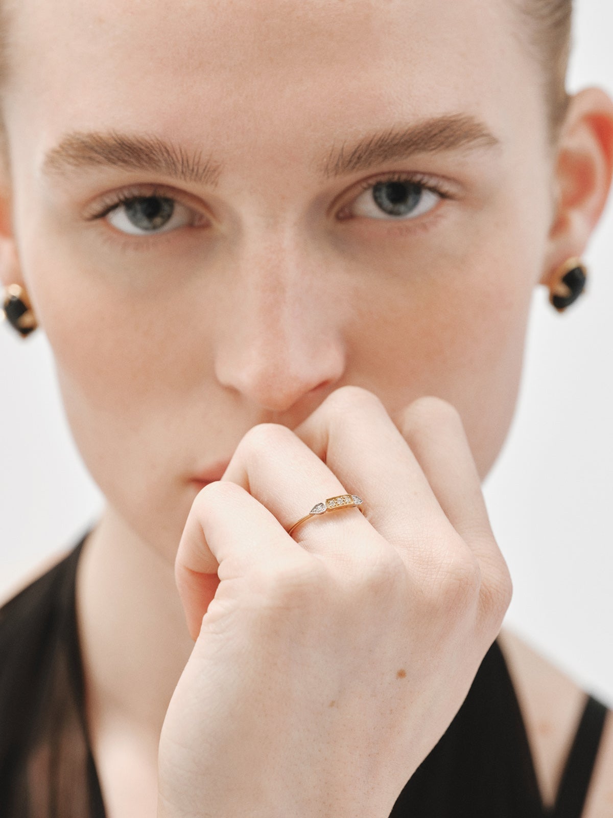 18K white and yellow gold ring with brilliant-cut pavé diamonds