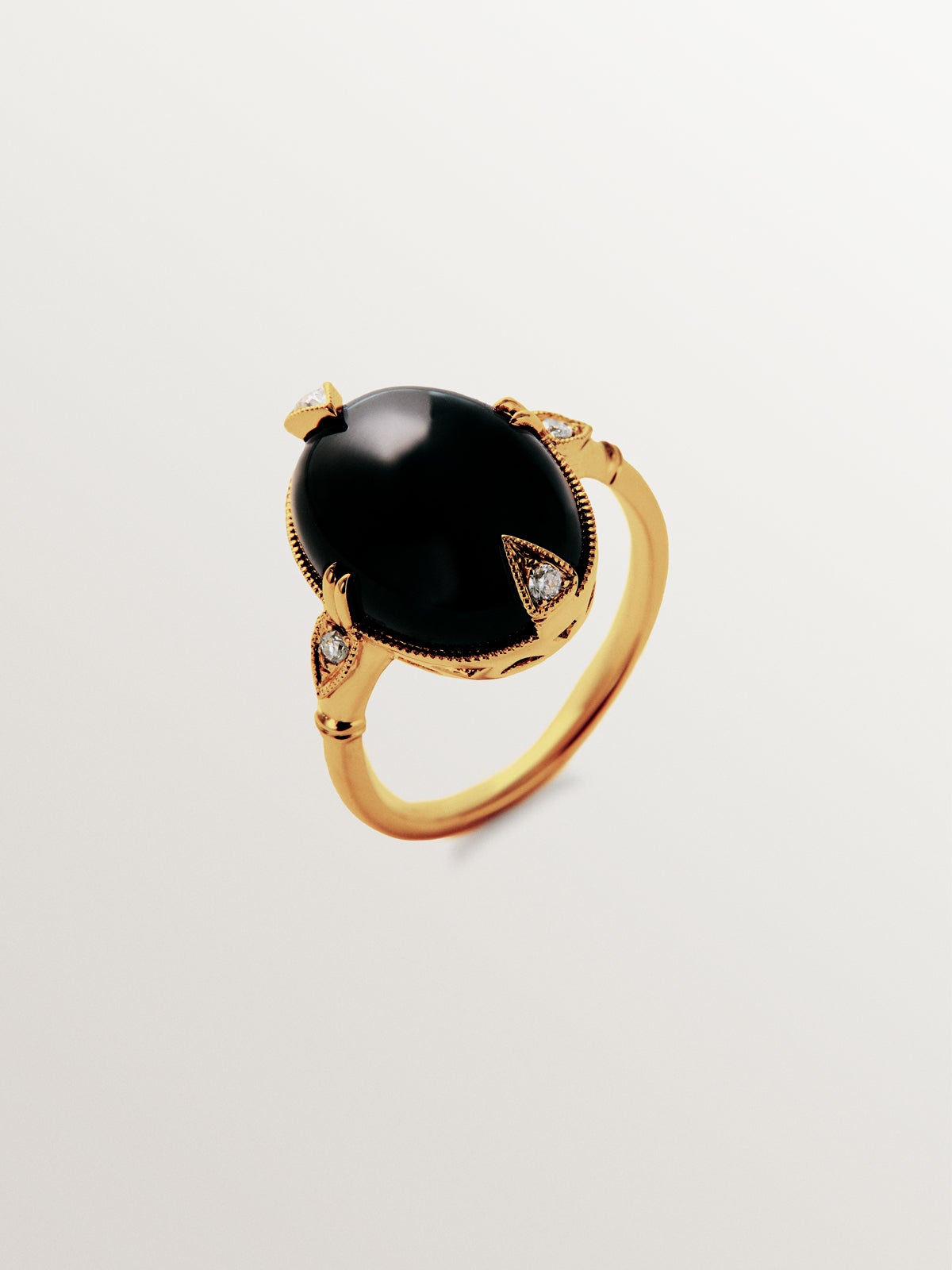 18K yellow gold ring with black onyx and brilliant-cut diamonds