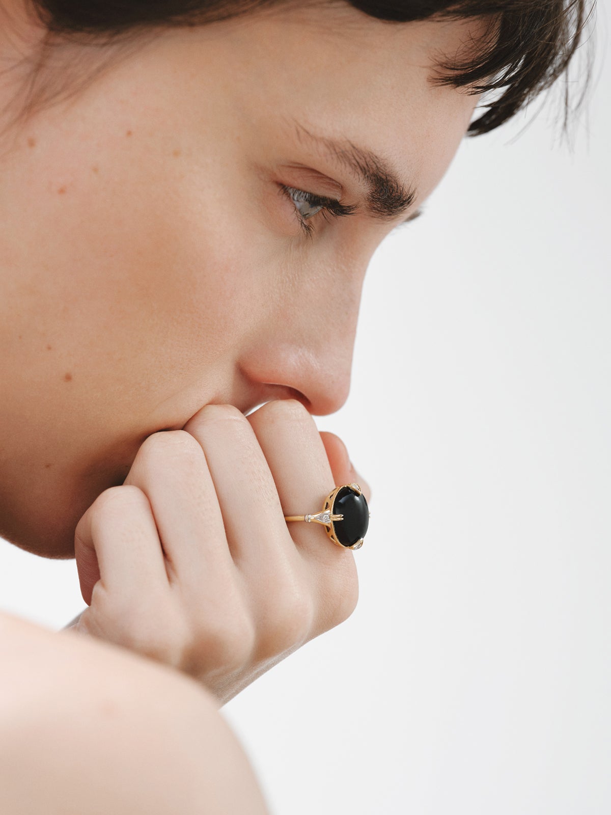 18K yellow gold ring with black onyx and brilliant-cut diamonds