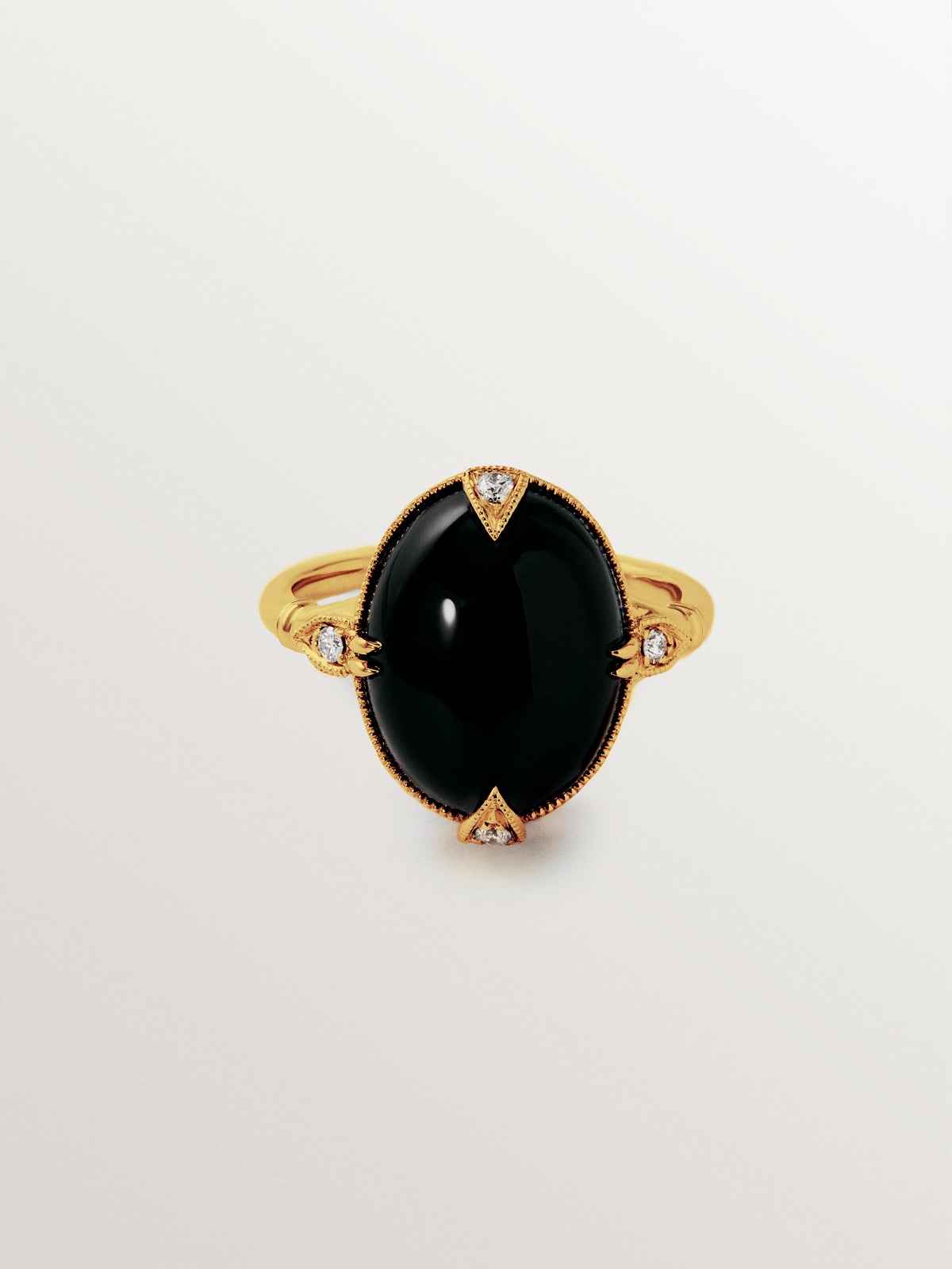 18K yellow gold ring with black onyx and brilliant-cut diamonds