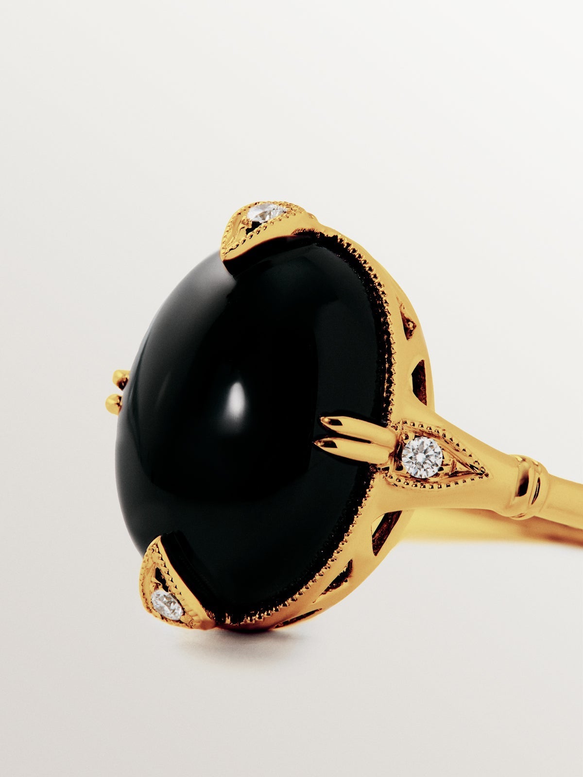 18K yellow gold ring with black onyx and brilliant-cut diamonds