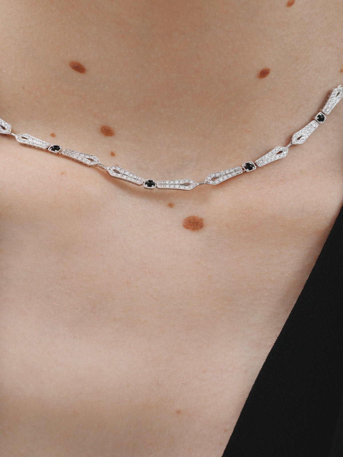 18K white gold pendant with black onyx and brilliant cut diamonds
