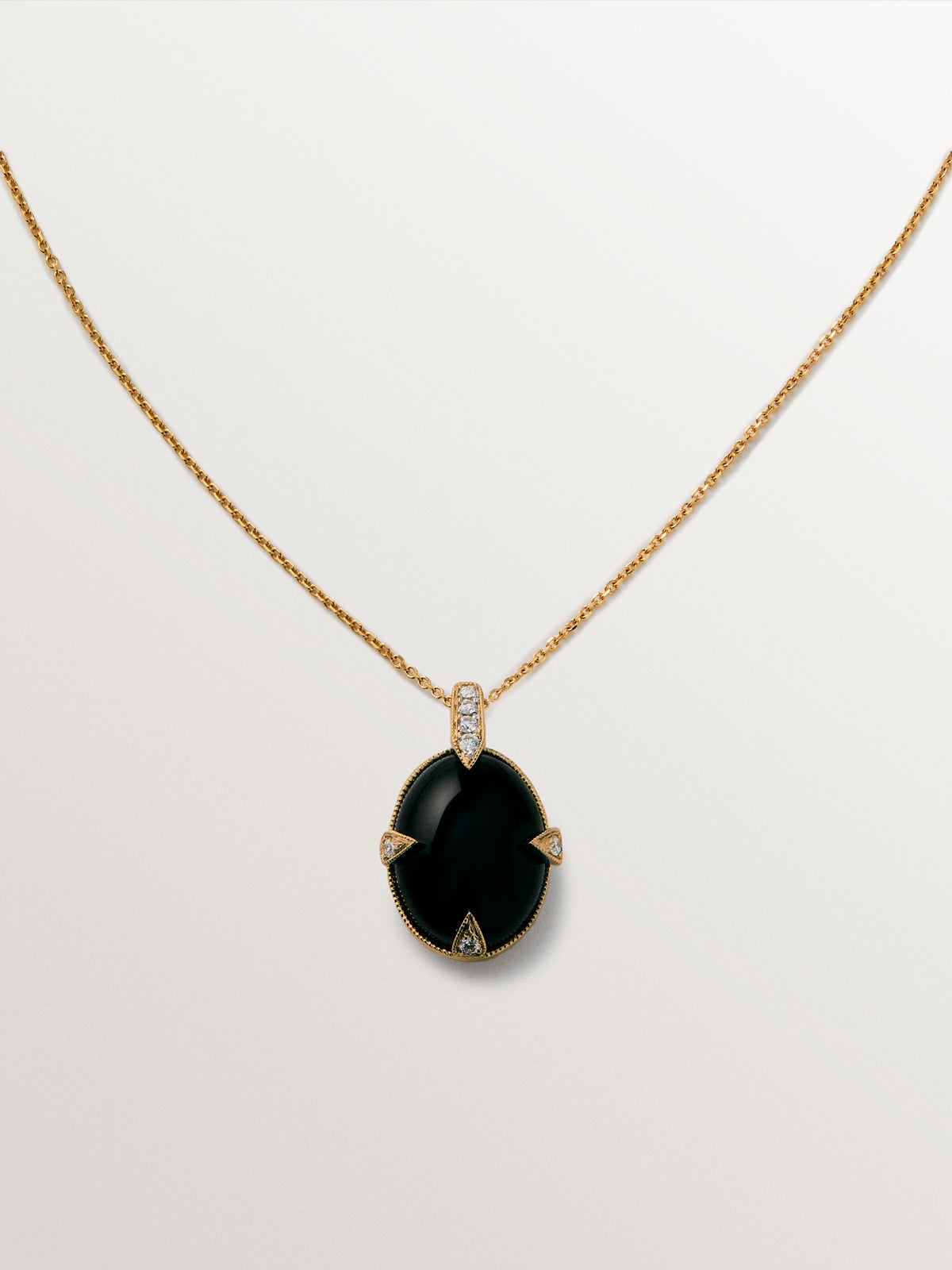 18K yellow gold pendant with black onyx and brilliant-cut diamonds