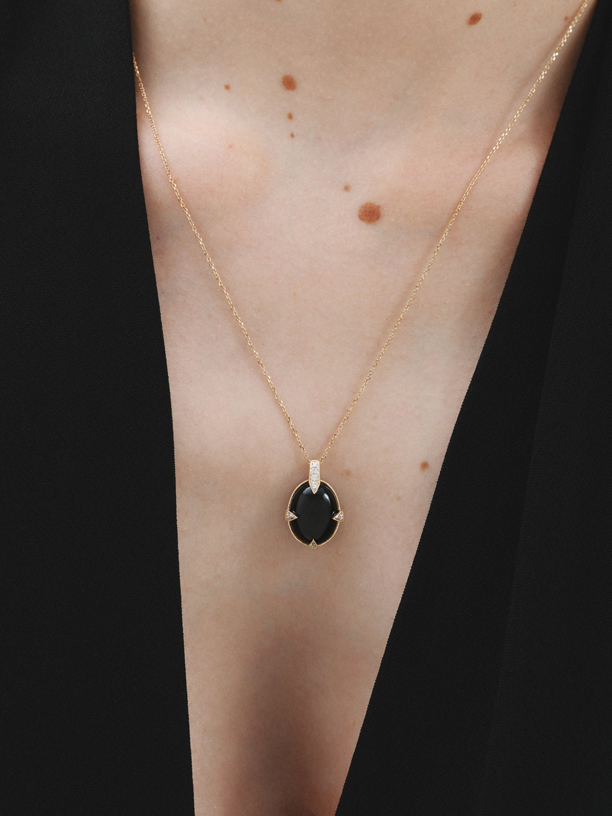18K yellow gold pendant with black onyx and brilliant-cut diamonds