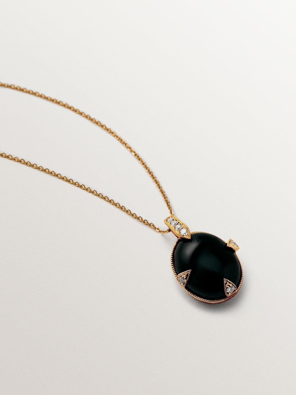 18K yellow gold pendant with black onyx and brilliant-cut diamonds