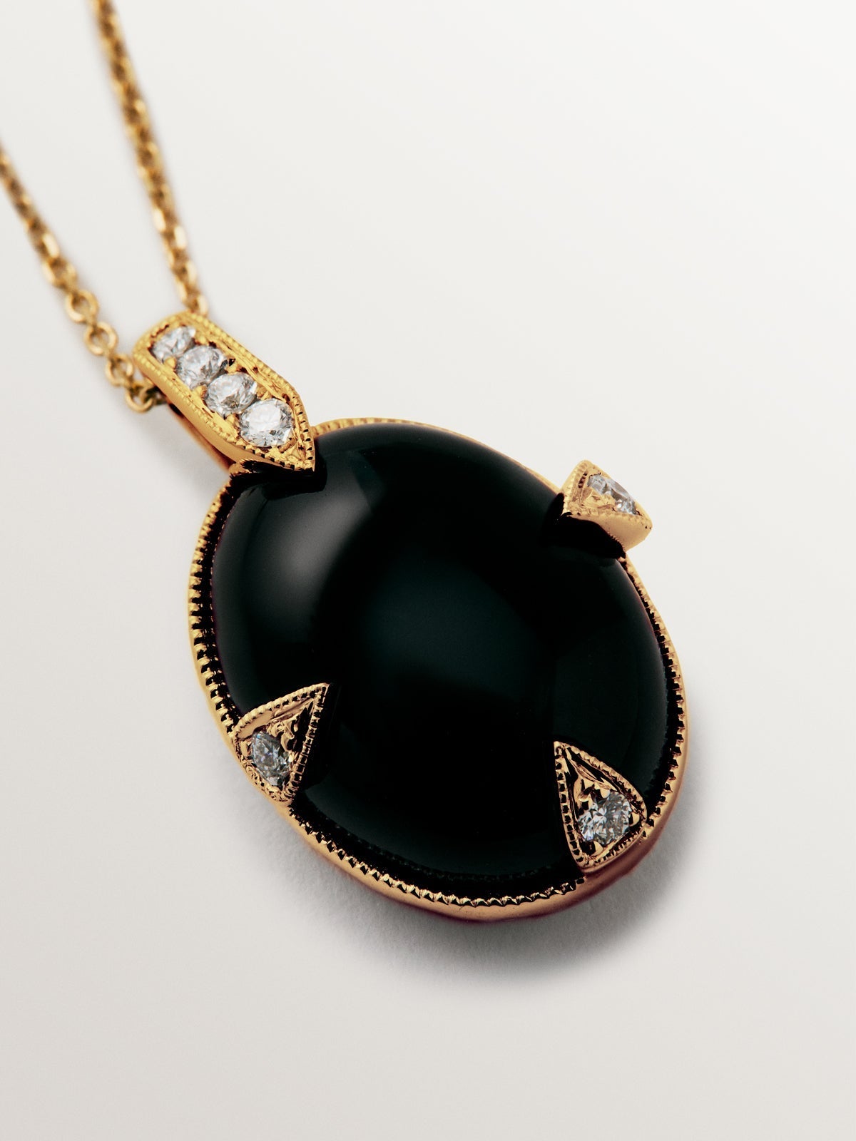 18K yellow gold pendant with black onyx and brilliant-cut diamonds