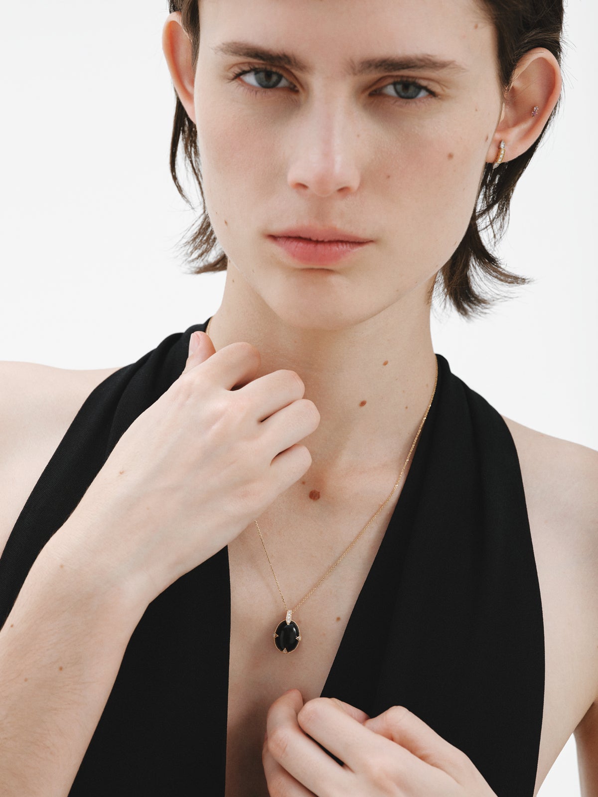 18K yellow gold pendant with black onyx and brilliant-cut diamonds
